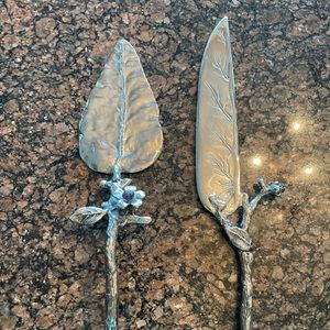 Wedding cake server set.